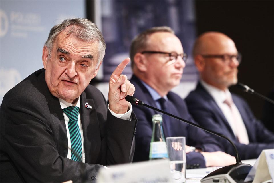 Innenminister Herbert Reul (CDU) spricht von einem riesigen Schlag gegen ein kriminelles NetzwerkOliver Berg/dpa