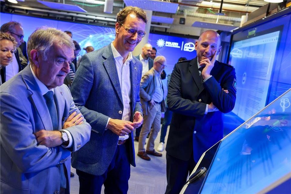 Innenminister Herbert Reul (CDU) und Ministerpräsident Hendrik Wüst (CDU) lassen sich von Leiter Dominic Reese (v. li.) das Innovation Lab vorführen (Archivfoto)Christoph Reichwein/dpa