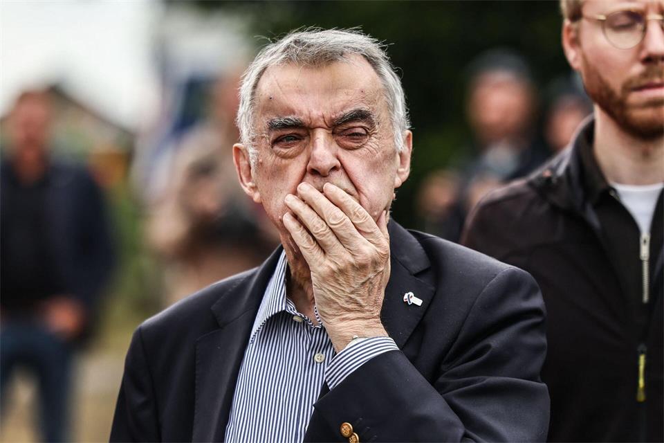 Innenminister Herbert Reul blickt an der deutsch belgischen Grenze ins Brandgebiet.Oliver Berg/dpa