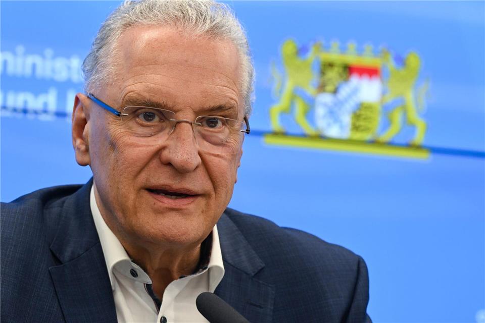 Innenminister Herrmann will Kommunen beim Kampf gegen Pöbler und Störer helfen. (Archivbild)Arne Dedert/dpa