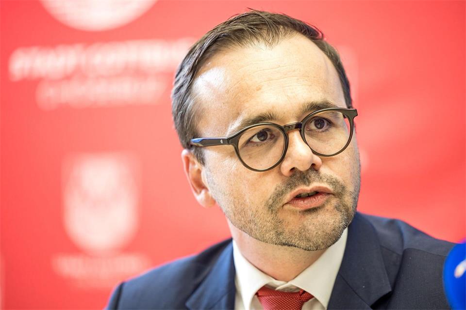 Innenminister Jan Redmann (CDU) will den Kommunen die Möglichkeit an die Hand geben, kriminelle Hotspots überwachen zu können. (Archivbild)Frank Hammerschmidt/dpa