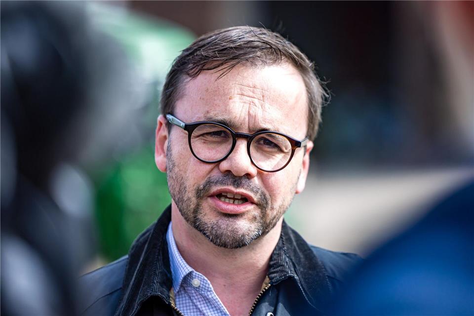 Innenminister Jan Redmann plaudert darüber, wie er am liebsten Urlaub macht. (Archivbild) Frank Hammerschmidt/dpa