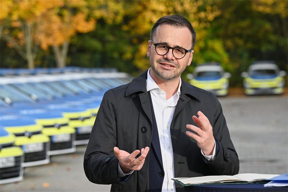 Innenminister Jan Redmann räumte ein, dass die Beschaffung länger gedauert habe als ursprünglich geplant. Jens Kalaene/dpa