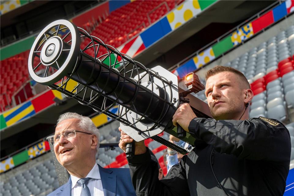 Innenminister Joachim Herrmann (CSU) nimmt vor der Fußball-EM 2024 an der Vorführung eines Drohnenabwehrsystems teil. Peter Kneffel/dpa