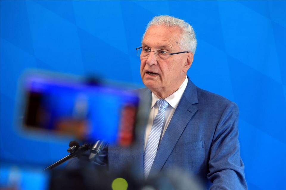 Innenminister Joachim Herrmann (CSU) weist die Kritik am Anker-Konzept zurück - aus seiner Sicht ist das 2018 eingeführte Konzept sehr gut. Karl-Josef Hildenbrand/dpa