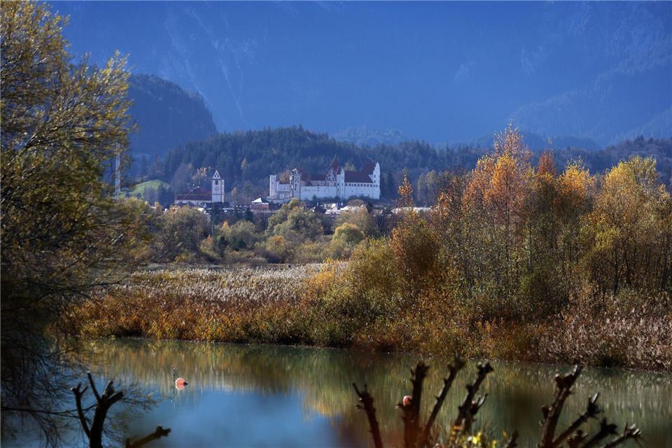 Innenminister Joachim Herrmann (CSU) zufolge ist „die malerische Lage zwischen den Ammergauer und Allgäuer Alpen sowie Weißensee, Hopfensee und Forggensee ideale Voraussetzung für ein naturnahes Heilbad“.Karl-Josef Hildenbrand/dpa