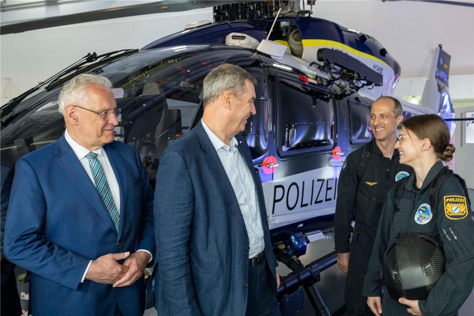Innenminister Joachim Herrmann und Ministerpräsident Markus Söder (von links) unterhielten sich bei der Übernahme des letzten neuen Polizeihubschraubers mit den Piloten Benjamin Mayer und Vanessa Lutz. Stefan Puchner/dpa