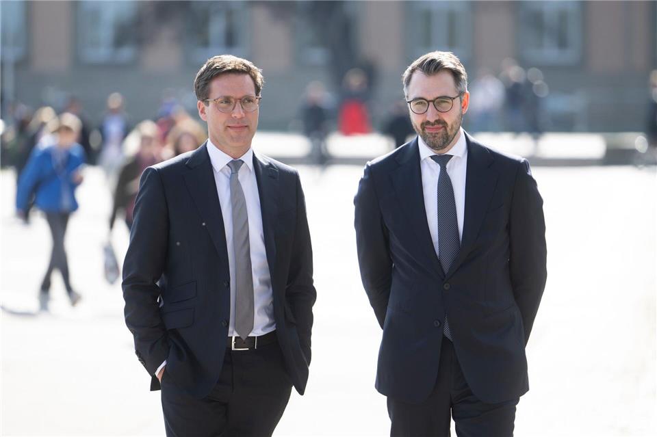 Innenminister Manuel Hagel (l) und Justizminister Moritz Oppelt werben für eine Verlängerung. (Archivbild)Marijan Murat/dpa
