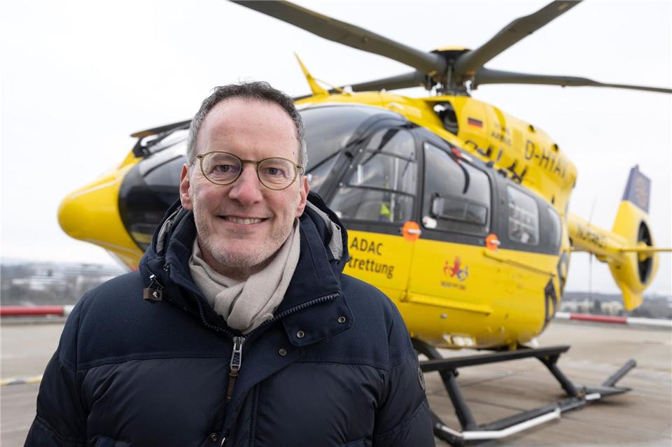 Innenminister Michael Ebling (SPD) steht vor dem Rettungshubschrauber „Christoph 77“. Mit der Ausweitung des Rettungsdienstes aus der Luft reagiert die Landesregierung auf die veränderte Krankenhauslandschaft. Boris Roessler/dpa