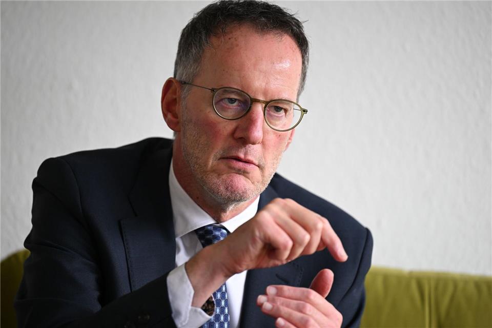 Innenminister Michael Ebling (SPD) verteidigt und begründete die Einschätzung über den AfD-Politiker Joachim Paul. (Archivbild)Arne Dedert/dpa