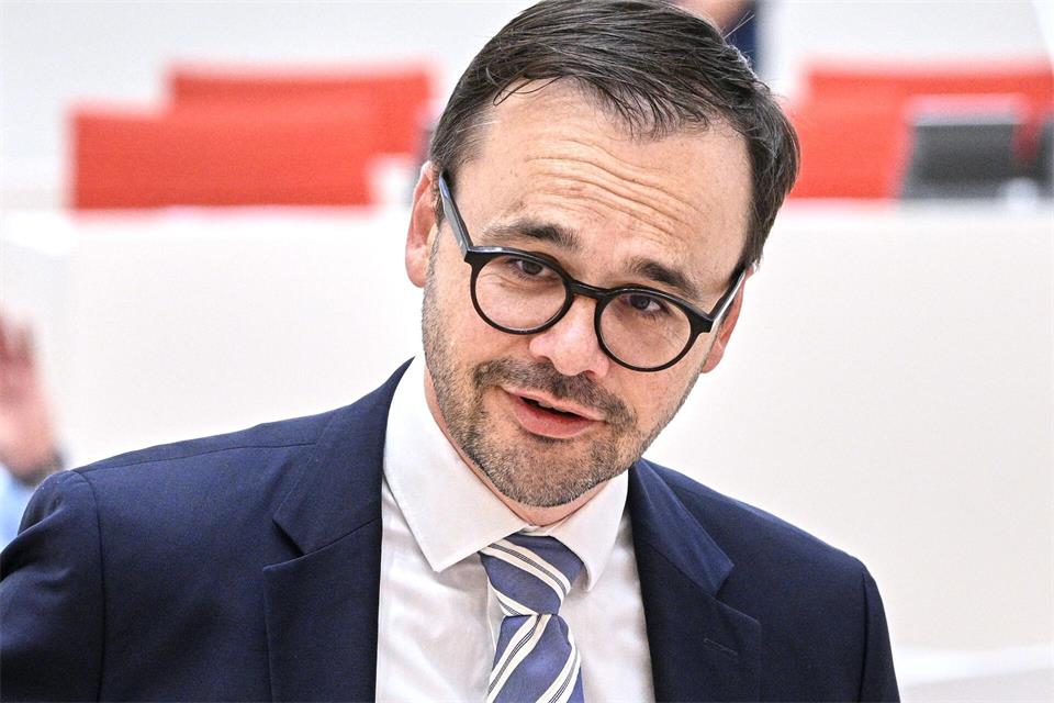 Innenminister Redmann setzt auf Repression nach den Angriffen von Jugendgruppen. (Archivbild)Jens Kalaene/dpa
