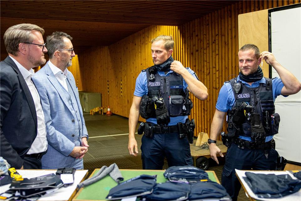 Mehr Schutz für saarländische Polizisten Innenminister Reinhold Jost (2.v.l.) und Staatssekretär Torsten Lang übergeben der Polizei neue Schnittschutzschals und Dienstwaffen.Laszlo Pinter/dpa
