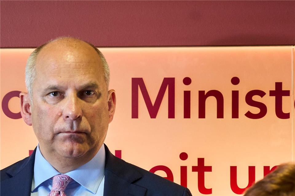 Innenminister Roman Poseck (CDU) zeigt sich zuversichtlich, bis Ende März einen Tarifabschluss unter Dach und Fach zu bekommen. (Archivbild)Sascha Ditscher/dpa