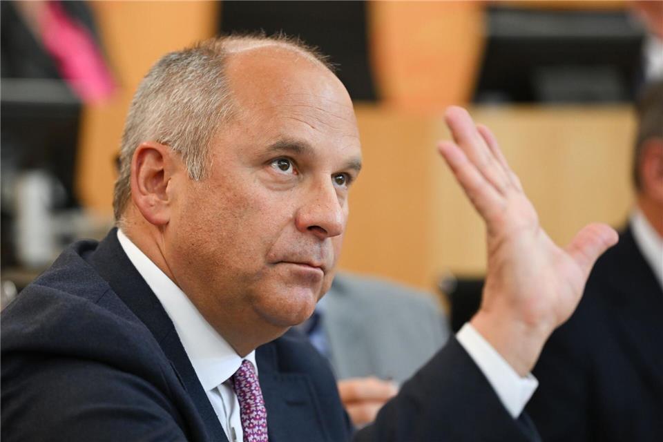 Innenminister Roman Poseck bekräftigt seine Forderung nach einer Trendwende in der Migrationspolitik. (Archivbild)Arne Dedert/dpa