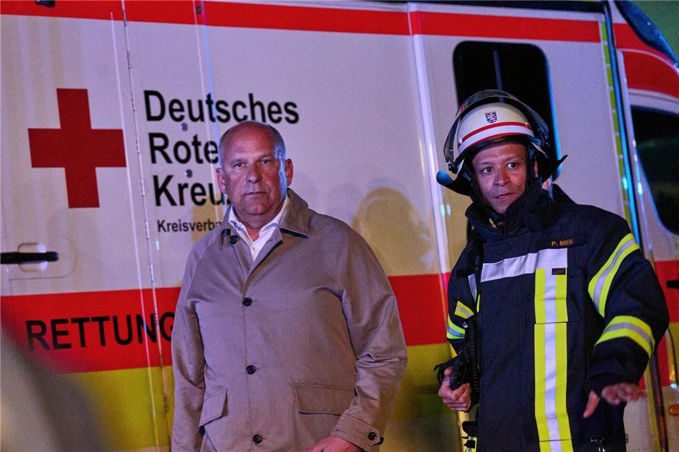 Innenminister Roman Poseck besucht die Einsatzkräfte.Sascha Ditscher/dpa