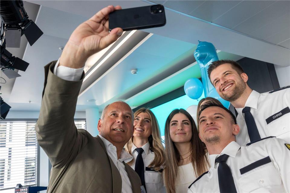Innenminister Roman Poseck (l) zieht eine positive Bilanz nach einem Jahr Cop-Influencer.Helmut Fricke/dpa