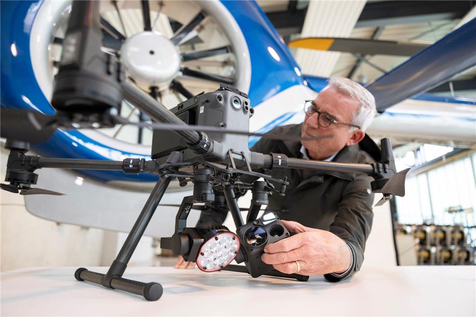 Innenminister Strobl interessiert sich für die Drohnenabwehr in Baden-Württemberg.Marijan Murat/dpa