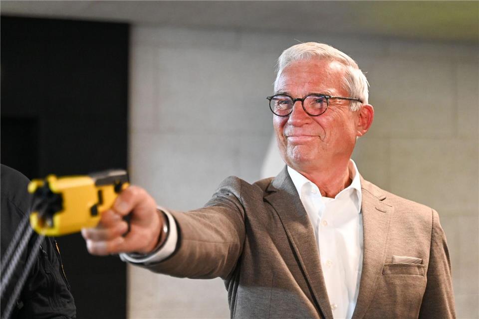 Innenminister Thomas Strobl (CDU) hebt vor allem den Schutz der Polizisten durch Taser hervor.Katharina Kausche/dpa