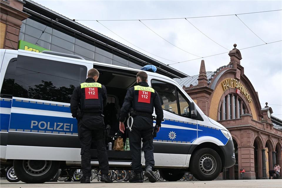 Innenminister lobt Polizei nach AfD-Parteitag in Erfurt.Martin Schutt/dpa
