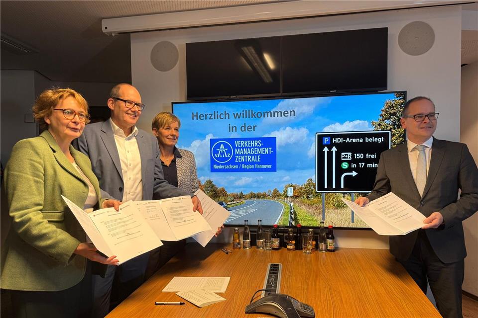 Innenministerin Behrens, Verkehrsdezernent Franz, Polizeipräsidentin von der Osten und Verkehrsminister Tonne präsentieren die neue Kooperationsvereinbarung.Kilian Genius/-/dpa