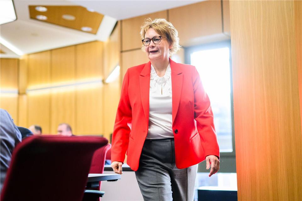 Innenministerin Behrens fordert einfachere Asylverfahren.Julian Stratenschulte/dpa