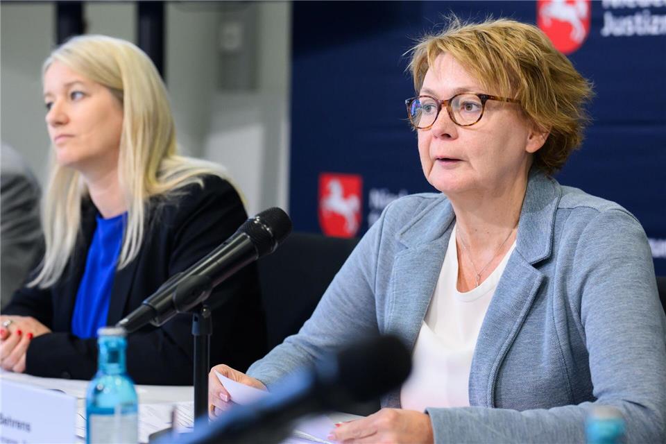 Innenministerin Behrens (rechts) und Justizministerin Wahlmann (beide SPD) stellten gemeinsam das Lagebild von Polizei und Justiz zur Clankriminalität in Niedersachsen vor.Julian Stratenschulte/dpa
