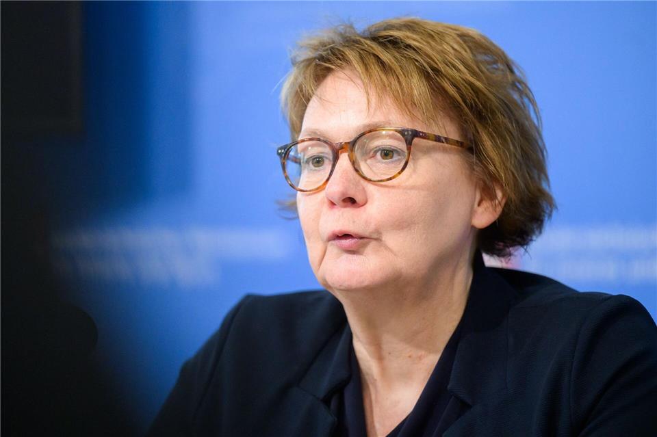 Polizisten sollen rassistischen Chat betrieben haben Innenministerin Behrens will gegen Rassismus bei der Polizei durchgreifen. (Archivbild)Julian Stratenschulte/dpa