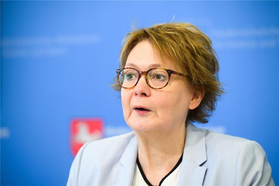 Innenministerin Daniela Behrens (SPD) verschaffte sich einen Eindruck von neuen Diensthandys der Polizei. (Archivbild)  Julian Stratenschulte/dpa