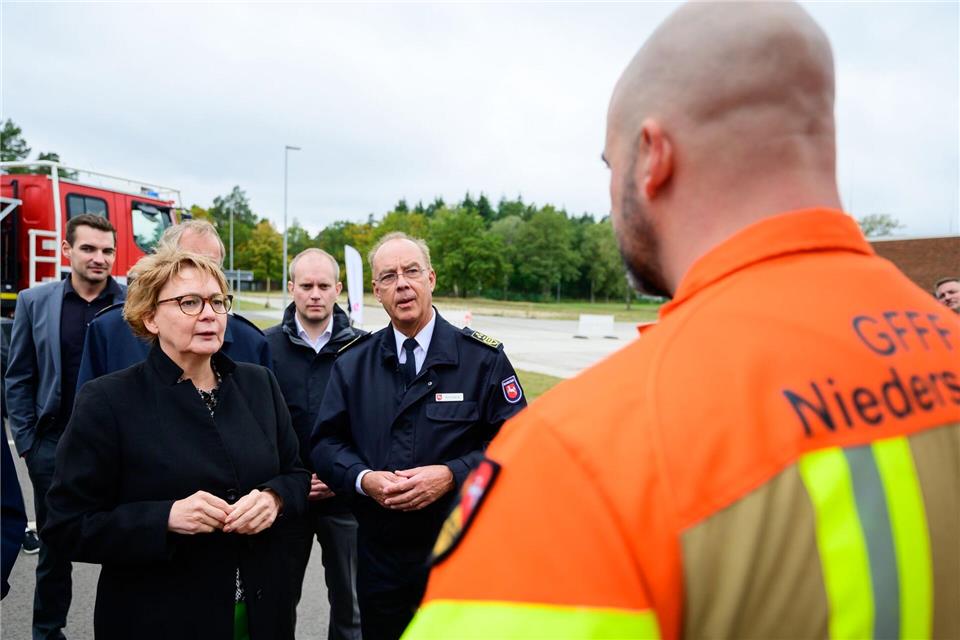 Innenministerin Daniela Behrens hat dem Landesamt für Brand- und Katastrophenschutz in Celle 56 neue Einsatzfahrzeuge übergeben. Philipp Schulze/dpa