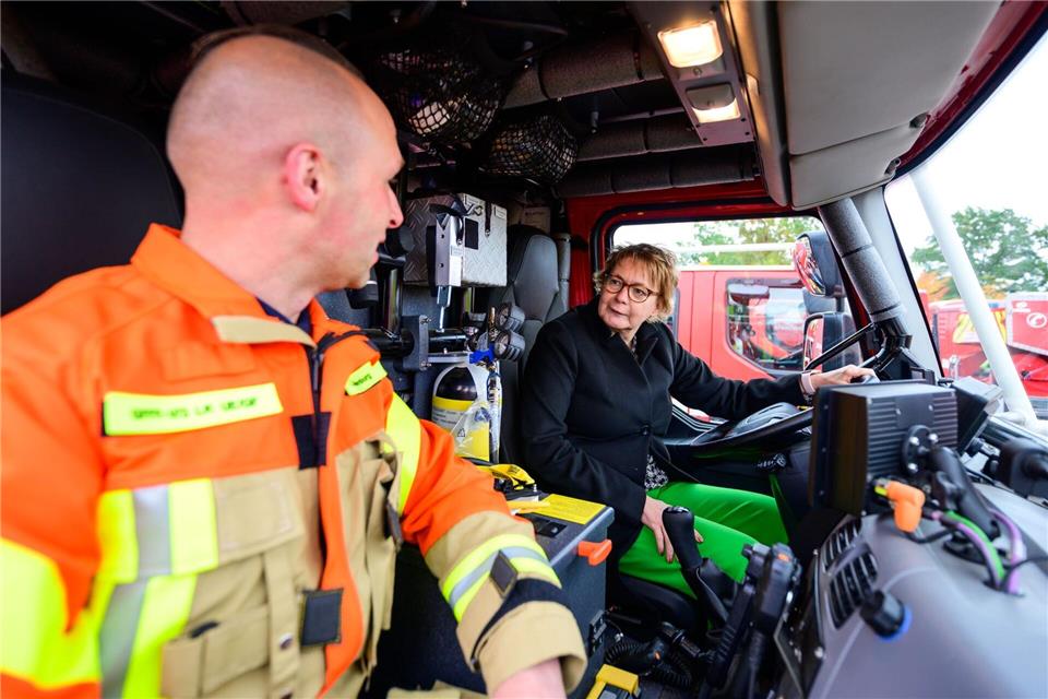 Innenministerin Daniela Behrens in einem Waldbrandtanklöschfahrzeug.Philipp Schulze/dpa