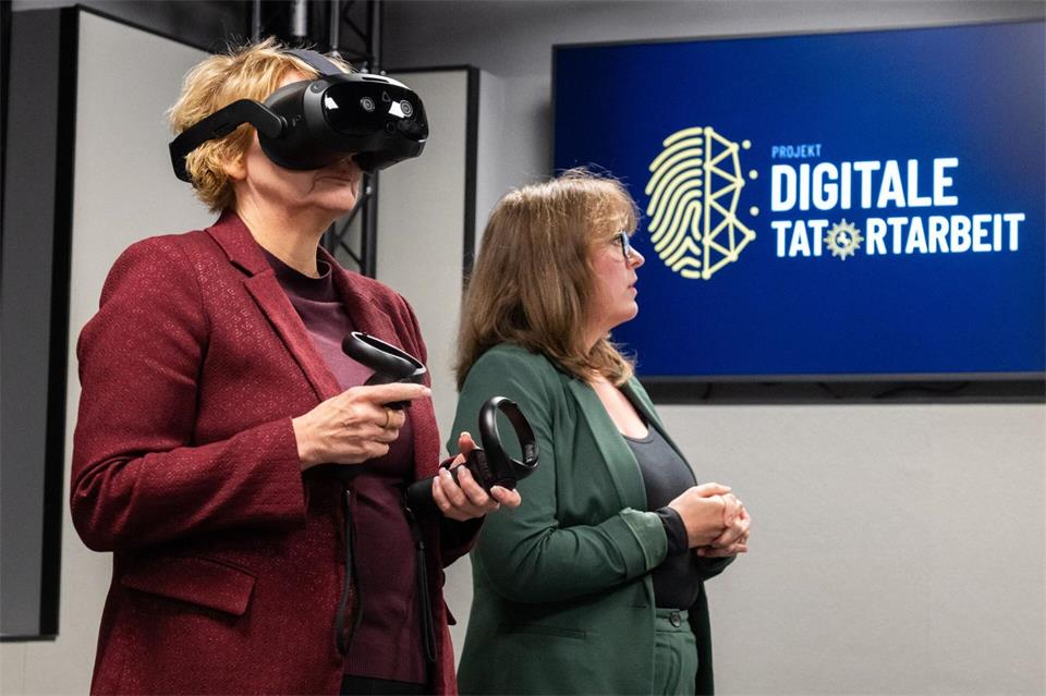 Innenministerin Daniela Behrens (links) begeht mit einer digitalen Brille einen Übungs-Tatort im neuen XR-Labor im Kriminaltechnischen Institut. Der SPD-Politikerin wurde dabei laut eigener Aussage etwas schwindelig.Julian Stratenschulte/dpa