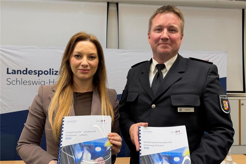 Innenministerin Magdalena Finke (CDU) und der Leitende Polizeidirektor Torge Stelck haben den neuen Bericht vorgestellt.André Klohn/dpa