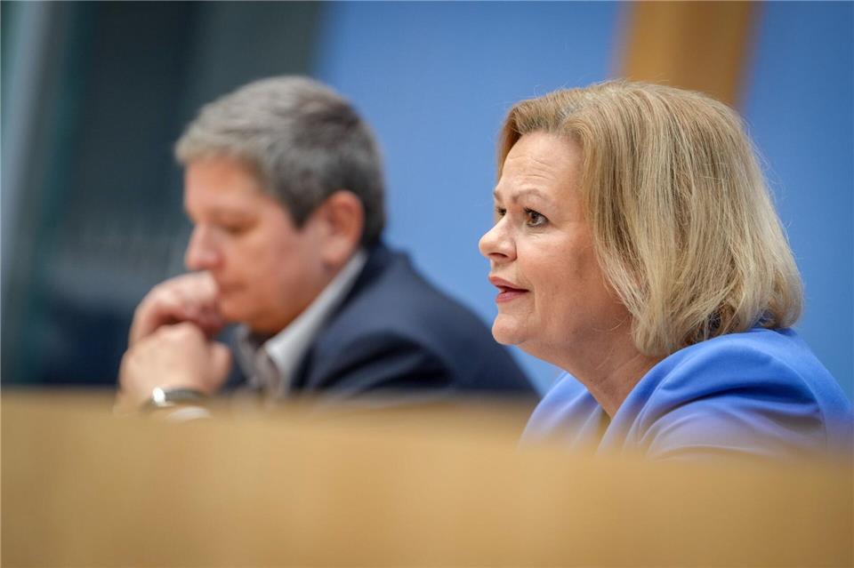 Innenministerin Nancy Faeser und BSI-Präsidentin Claudia Plattner bei der Vorstellung des BSI-Lageberichts.Kay Nietfeld/dpa