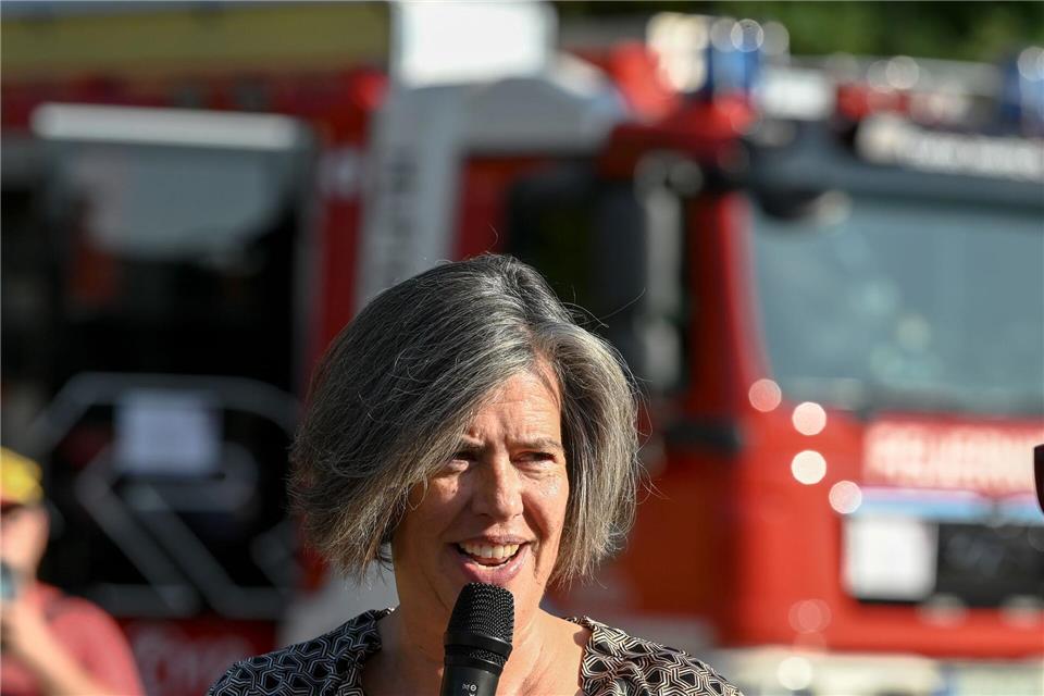 Feuerwehren werden künftig per App unterstützt Innenministerin Tamara Zieschang (CDU) übergab die ersten Tablets an die Feuerwehren. (Archivbild)Heiko Rebsch/dpa
