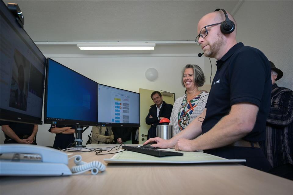 Innenministerin Tamara Zischang und der Ärztliche Leiter des Rettungsdienstes Merseburg-Querfurt, Hartmut Stefani, ziehen ein positives Zwischenfazit. (Archivbild)Heiko Rebsch/dpa