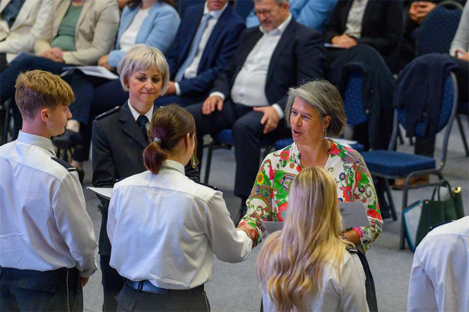 Innenministerin Zieschang übergibt Abschlusszeugnisse an künftige Polizeibeamte. (Archivbild)Klaus-Dietmar Gabbert/dpa