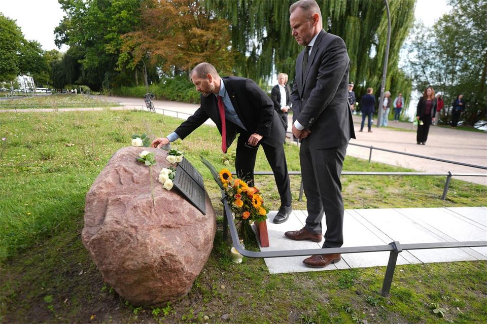 Innensenator Andy Grote und US-Generalkonsul Scott Woodard legen Blumen an einem Gedenkstein für die Opfer des 11. September 2001 nieder.Marcus Brandt/dpa