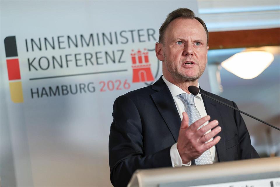 Innensenator Grote sieht bei einer Regierungsübernahme der AfD in Sachsen-Anhalt Gefahren für die Sicherheitsbehörden. (Archivbild)Christian Charisius/dpa