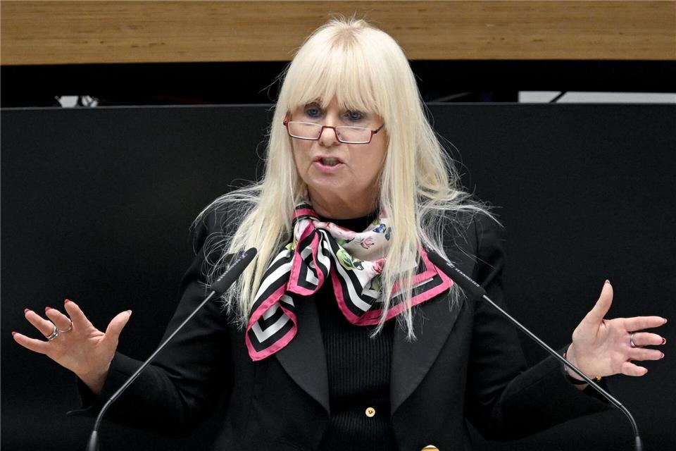 Innensenatorin Iris Spranger (SPD) will schärfer gegen illegale Autovermietung vorgehen. (Archivbild) Britta Pedersen/dpa