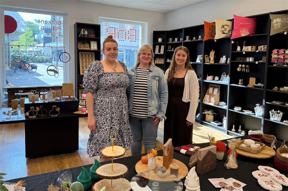 Innenstadtmanagerin Theresa Buß (rechts) wünscht Marie Niehaves (links) und Christin Faber stellvertretend für alle 15 beteiligten Frauen viel Erfolg im „BoP – Borkener Pop-up Store“.