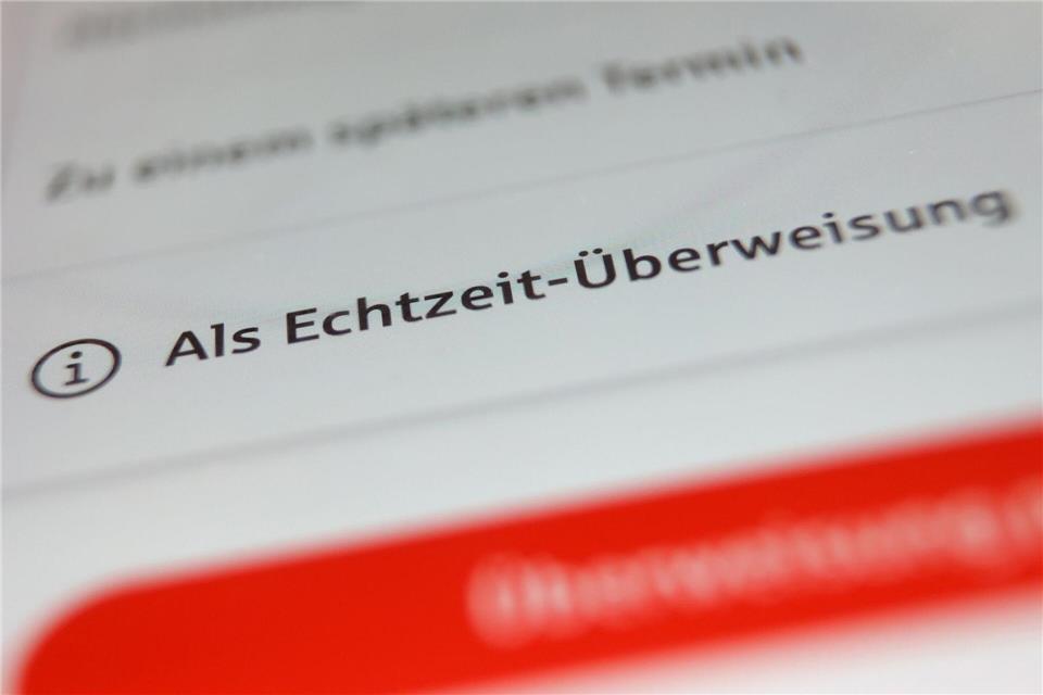 Innerhalb von Sekunden ist das Geld von einem aufs andere Konto überwiesen. (Symbolbild)Karl-Josef Hildenbrand/dpa