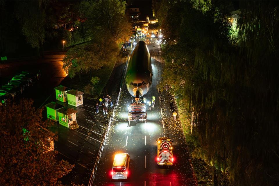 Innerhalb von drei Nächten wurde der Flieger zum Safaripark in der Südheide gebracht.Philipp Schulze/dpa