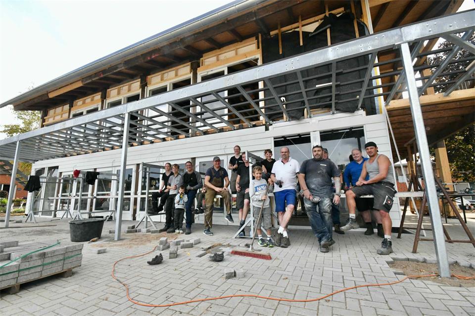 Innerhalb von nur zehn Wochen haben zahlreiche Helfer das Haus der Vereine in Hoxfeld erstellt.