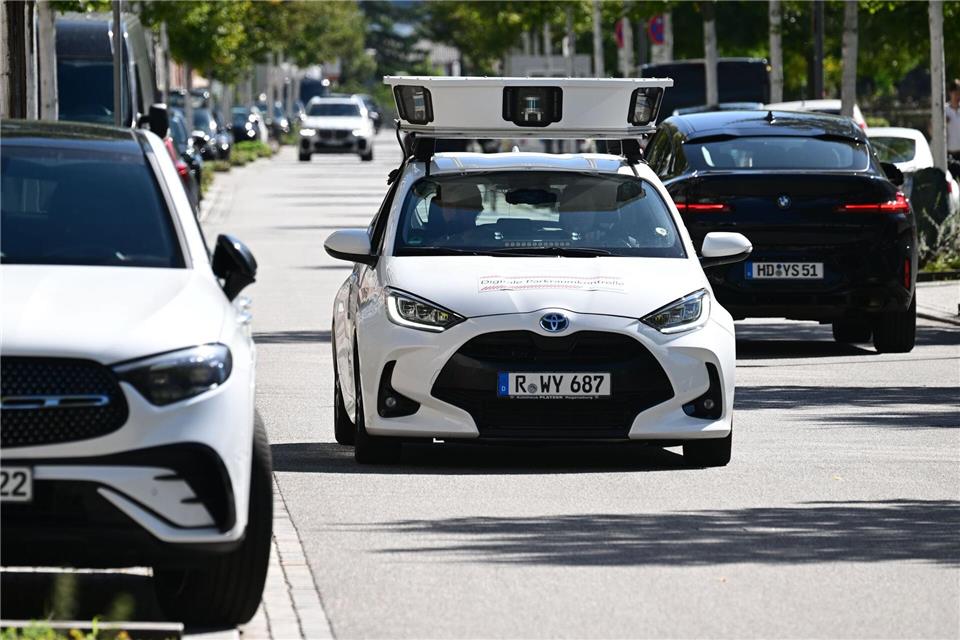 Innerhalb von rund zwei Wochen stellte das Scan-Fahrzeug in Heidelberg fast 2.900 Parkverstöße fest. (Archivbild)Bernd Weißbrod/dpa