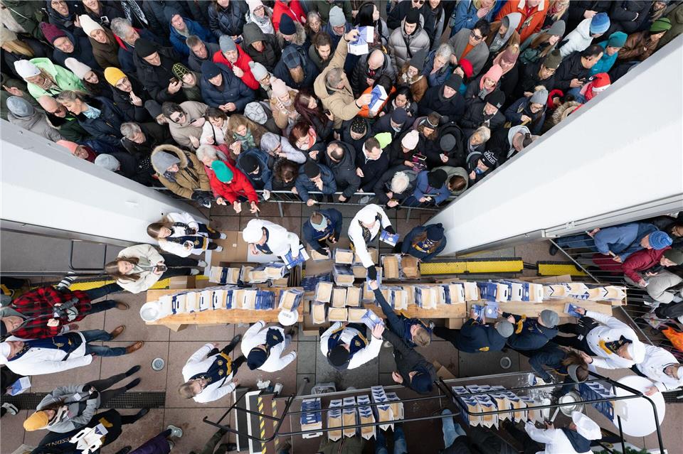 Innerhalb von zwei Stunden waren die 3.300 Stück des Riesenstollens verkauft.Sebastian Kahnert/dpa