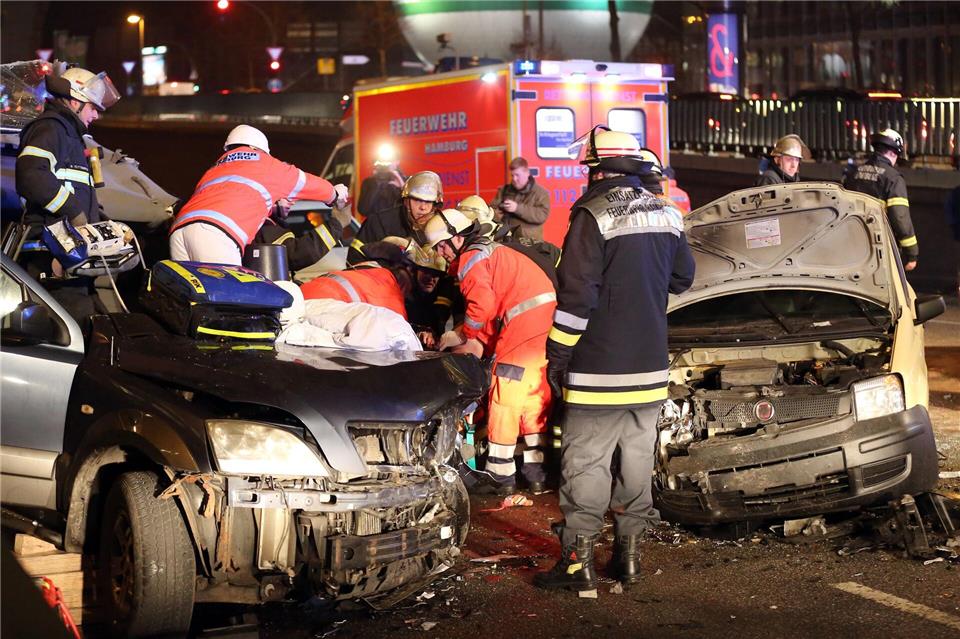 Innerorts wird auf vermeintlich freien Straßen oft zu schnell gefahren. Schwere Unfälle sind die Folge, warnen die Unfallversicherer. (Symbolbild)picture alliance / dpa