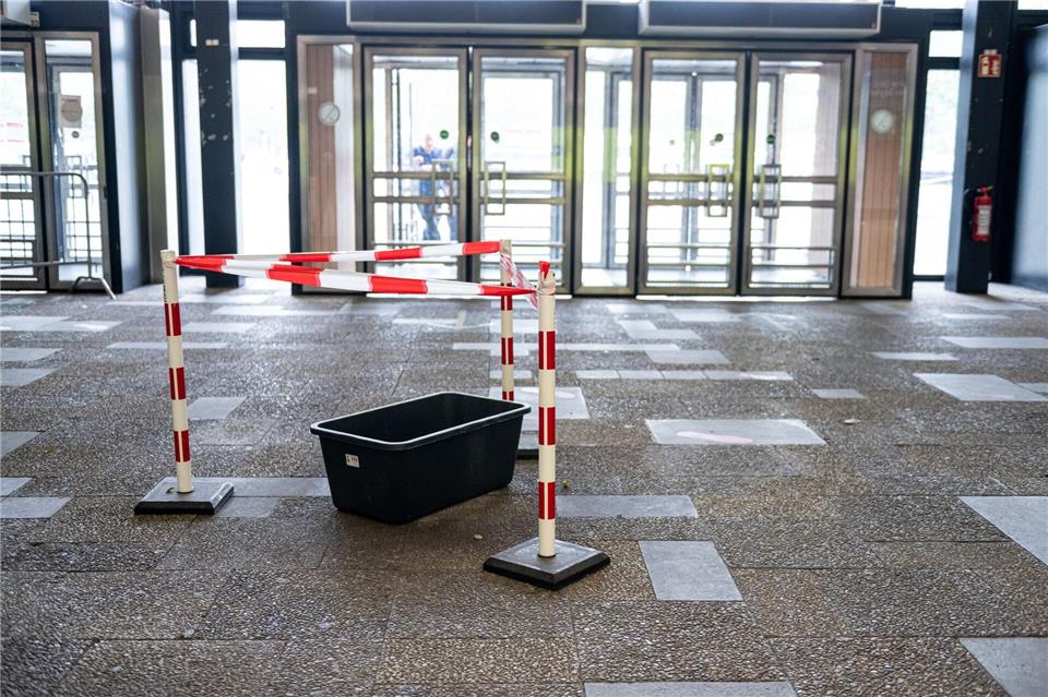 Ins Hauptgebäude der TU regnet es schon lange rein. Großen Behälter im Eingangsbereich sollen das Wasser auffangen. (Archivbild) Fabian Sommer/dpa