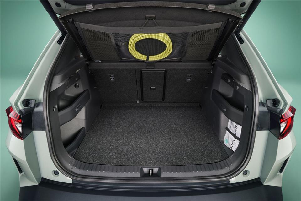 Ins Netz gegangen: Das Ladekabel kann im Skoda Elroq unter der Hutablage verstaut werden.·koda Auto/dpa-tmn