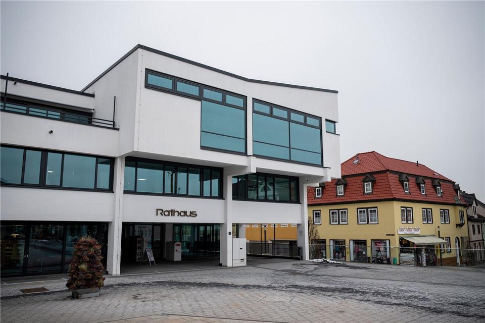 Ins Rathaus von Neustadt b. Coburg zieht bald ein neuer Oberbürgermeister ein. (Archivbild)Daniel Vogl/dpa