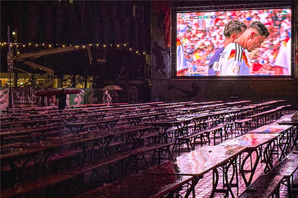 Ins Wasser gefallen: Public Viewings in der Nacht zum Deutschland-Spiel. Jason Tschepljakow/dpa